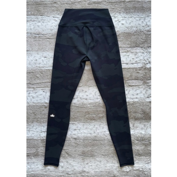 Alo Yoga High-Waist Camo Vapor Legging in Hunter Camouflage Size S - Picture 6 of 16